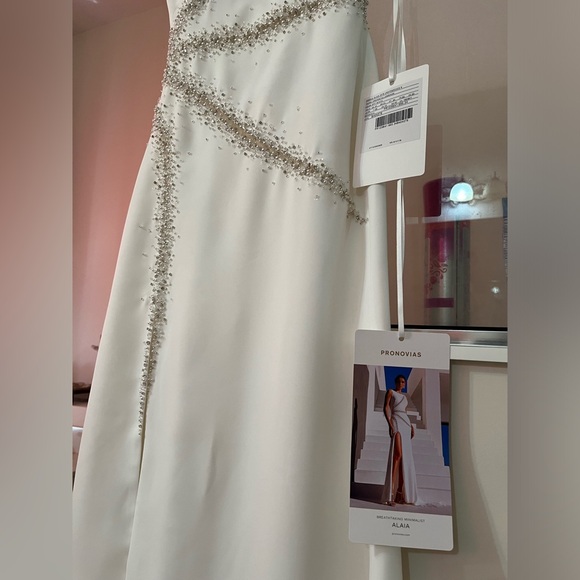 Pronovias Alaia is a striking crepe wedding dress featuring linear beading. - Picture 8 of 11